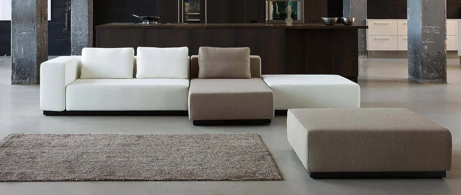 Die Softline NEVADA Chaiselongue kann mit weiteren Modulen der NEVADA Serie (hier: 2 Personen Sofa und Hocker) zu einer großen Wohnlandschaft kombiniert werden