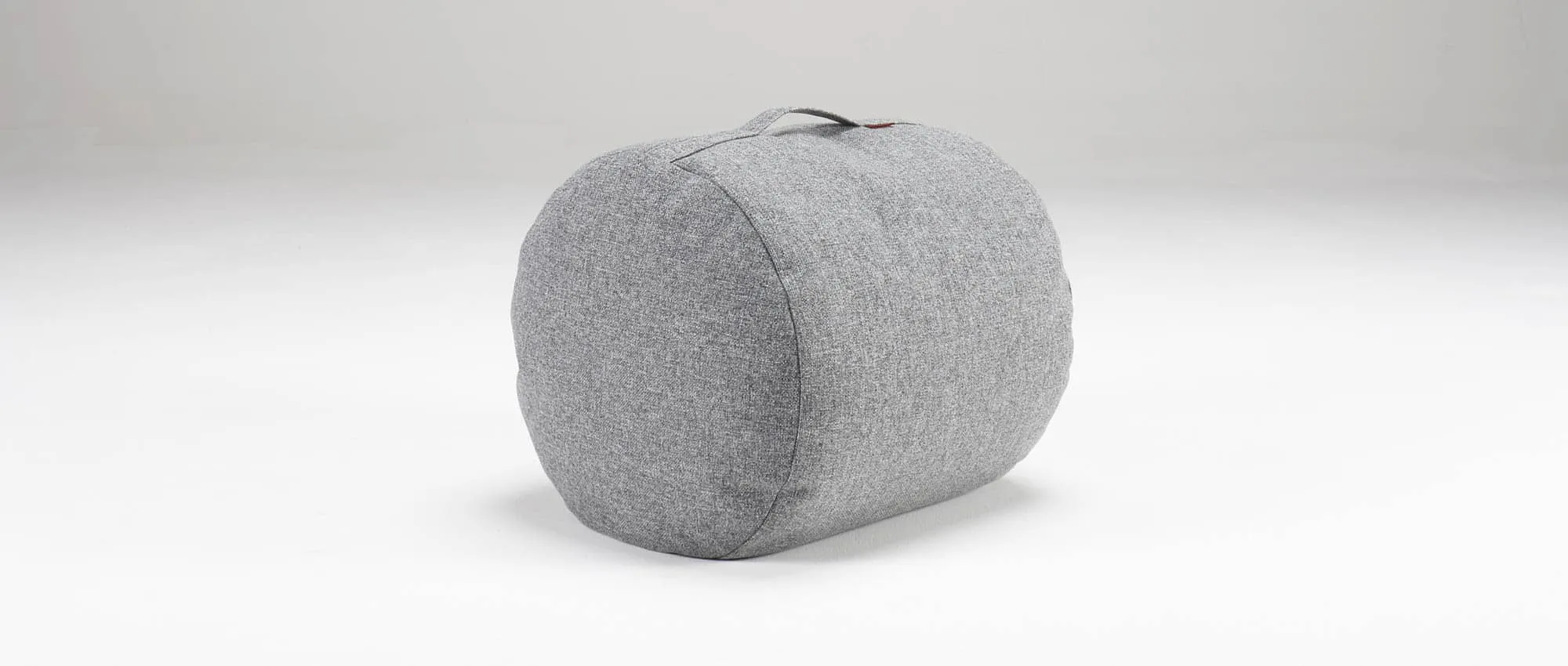 Der BUTT Sitzhocker besitzt einen Tragegurt zum einfachen Transportieren - hier im Stoff Twist Granite (565)