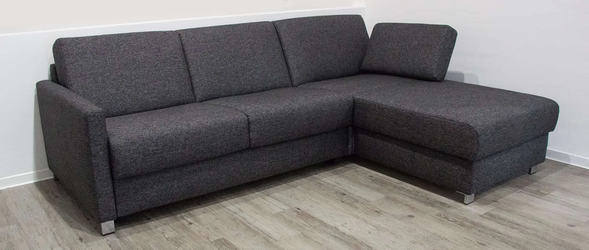 Das HAMBURG DELUXE Eckschlafsofa mit Longchair rechts und Steckkissen
