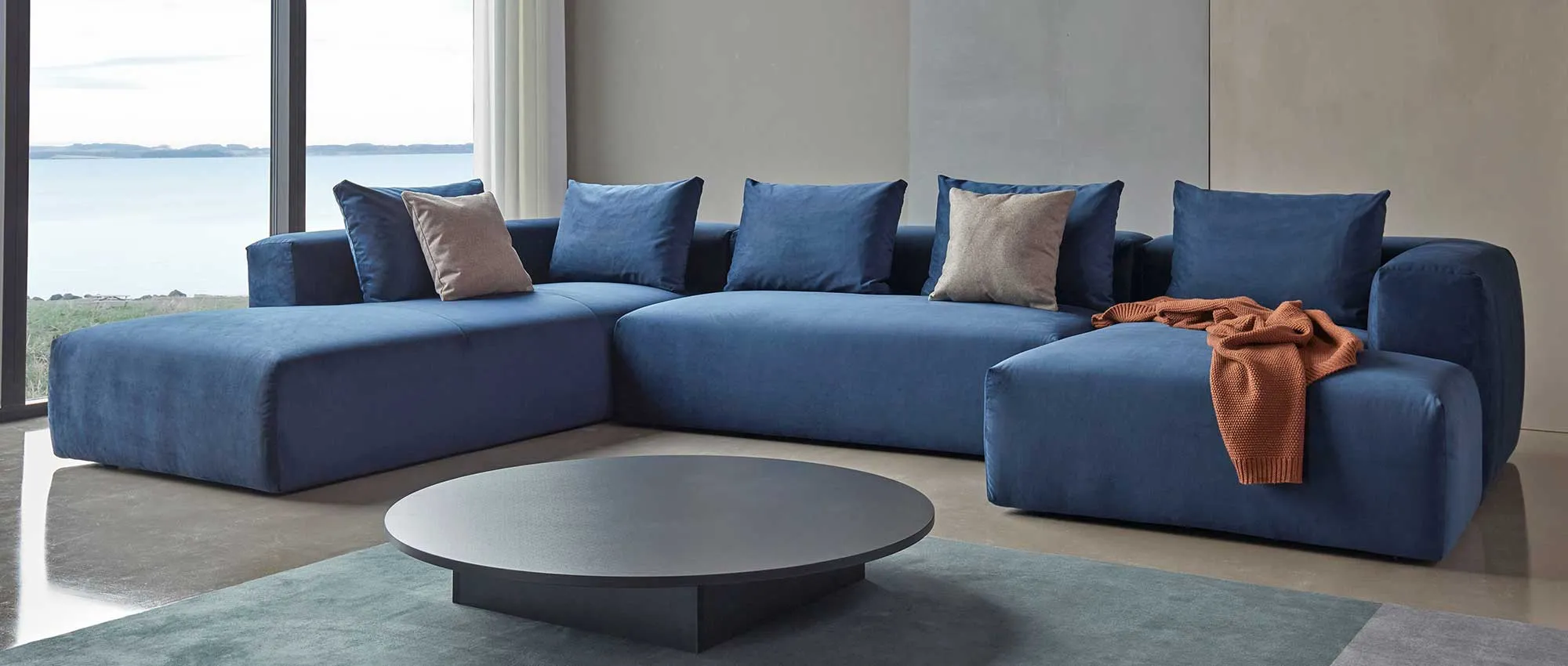 Das AALBORG Ecksofa eignet sich durch seine hohe Sitztiefe hervorragend als Loungesofa