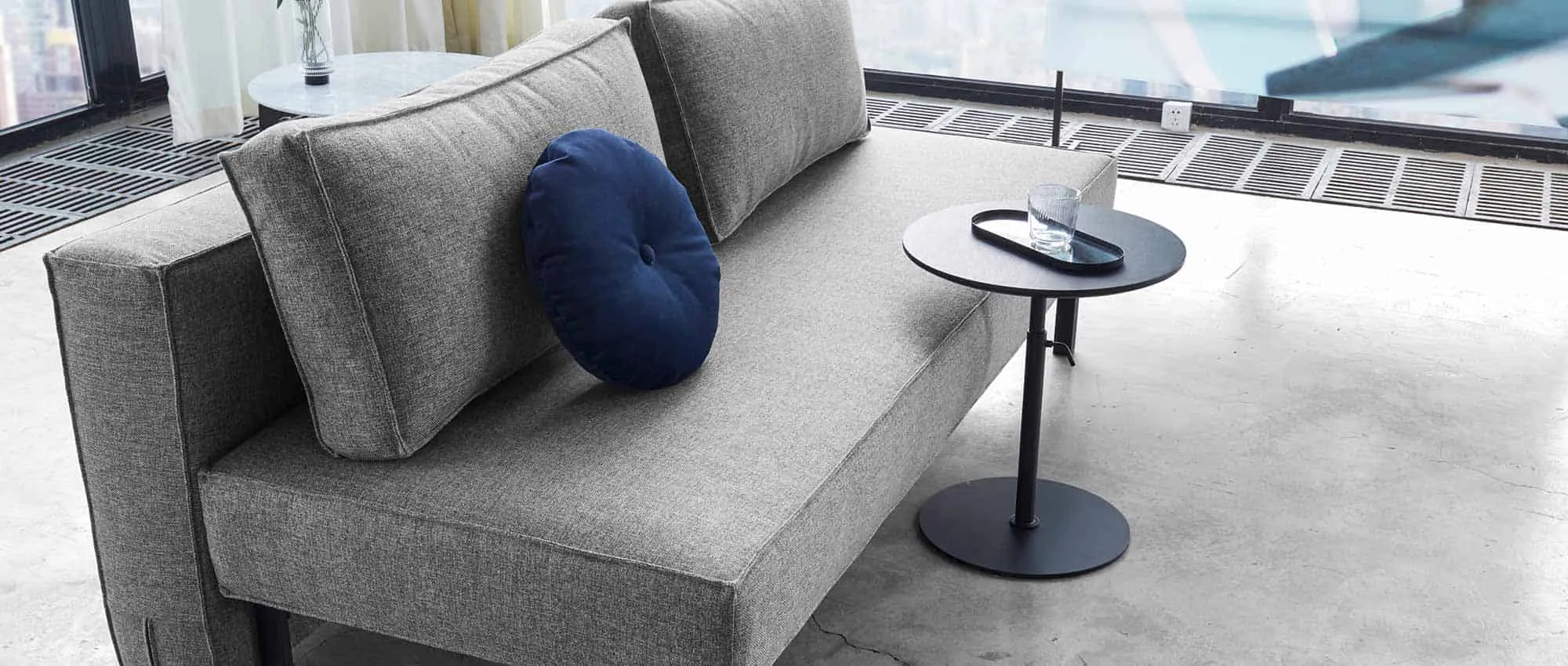 Durch sein zeitloses Design ist der Beistelltisch KIFFA die perfekte Ergänzung für Ihre Innovation Sofas