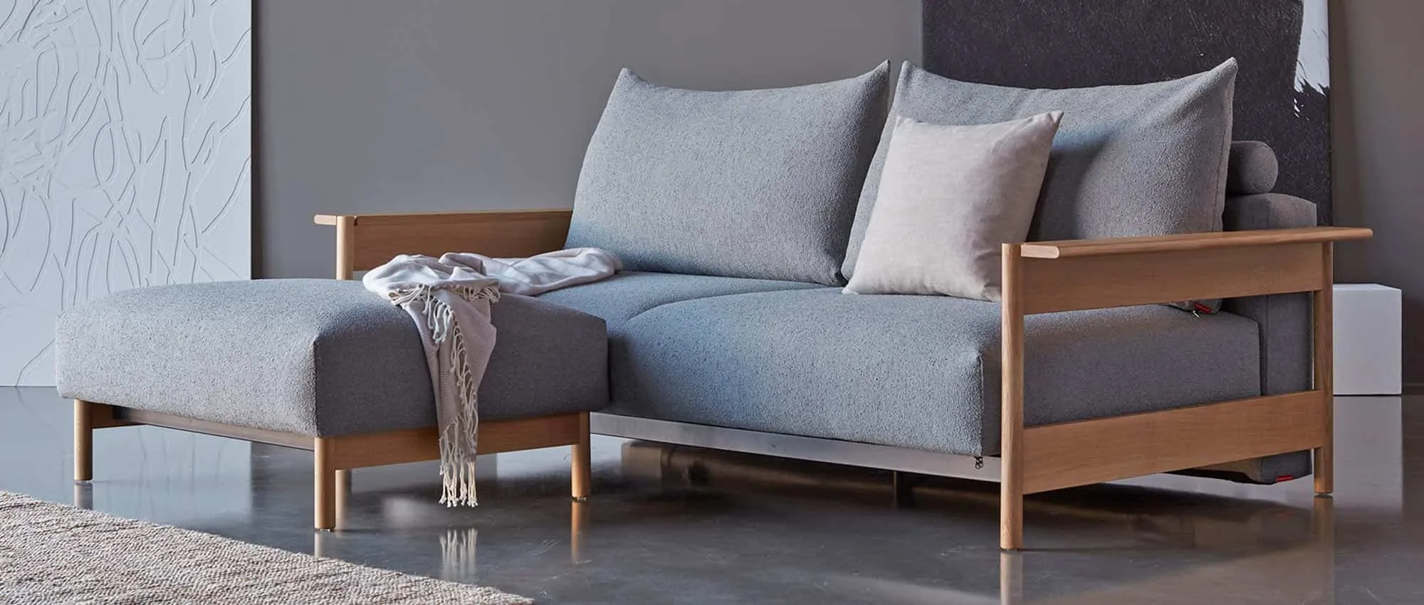 Das MALLOY WOOD Schlafsofa mit dem MALLOY WOOD Fußhocker von Innovation kombiniert