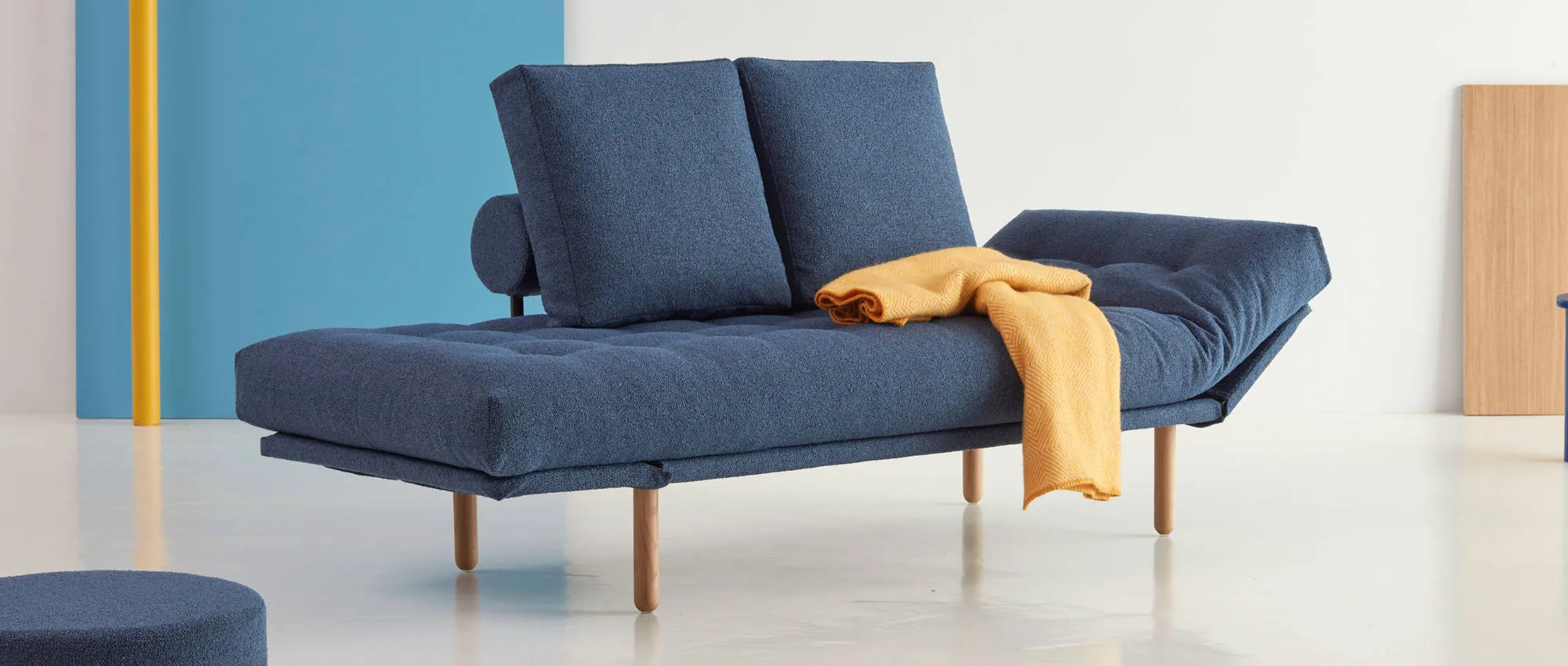 Die Rückenkissen SQUARE von Innovation auf dem ROLLO Schlafsofa im Stoff Bouclé Blue (537)