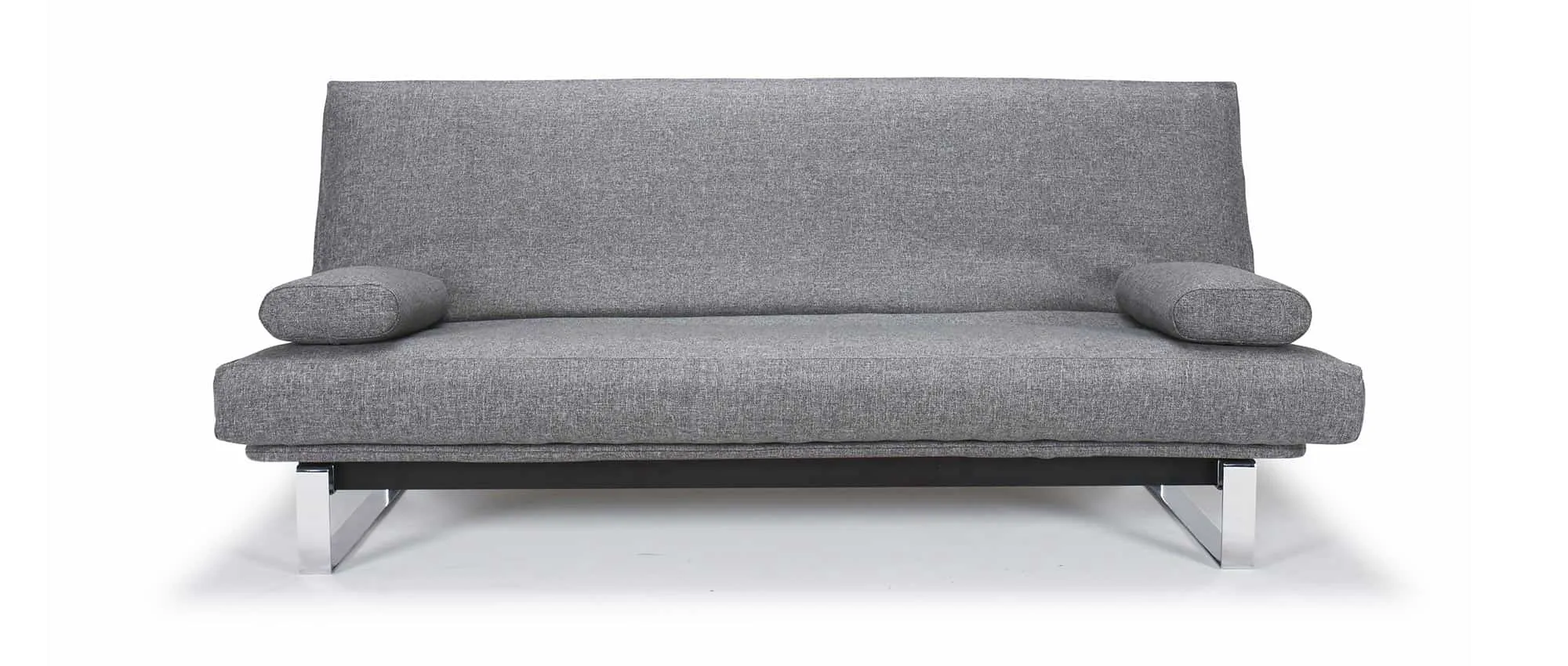 Zwei ELLIPSE Kissen als Armlehn-Kissen auf dem MINIMUM Schlafsofa von Innovation