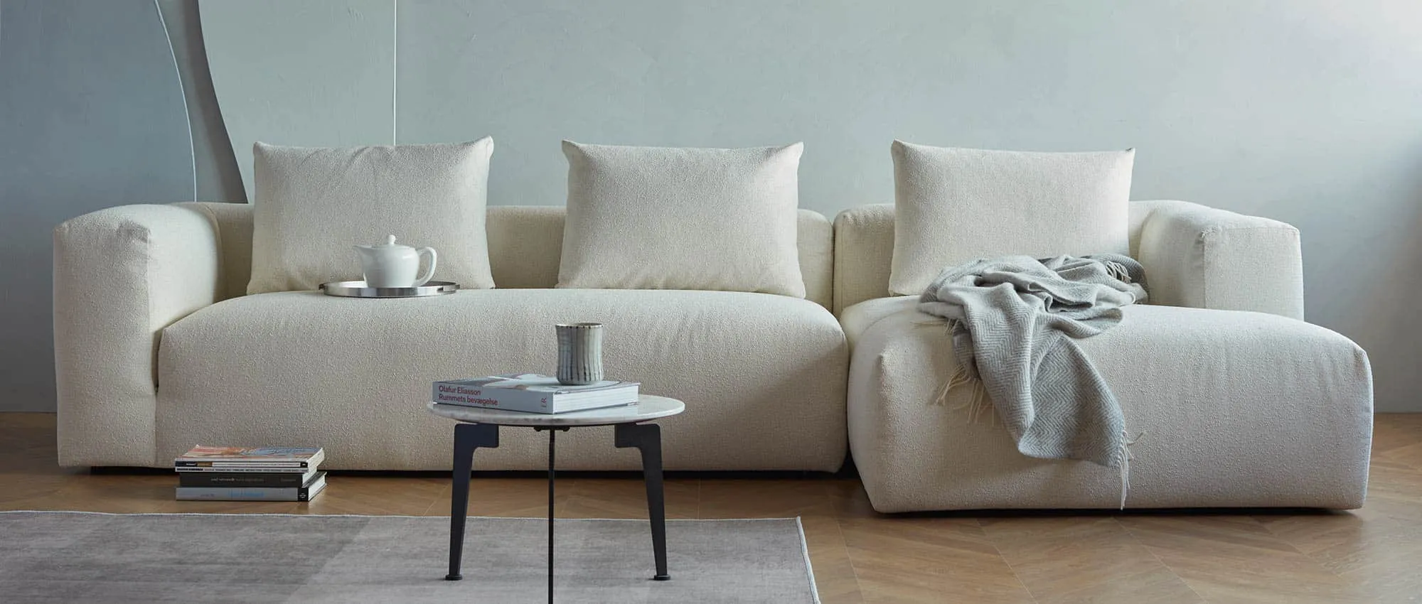 Das AALBORG Designer Bigsofa mit Rückenkissen und Longchair auf der rechten Seite 