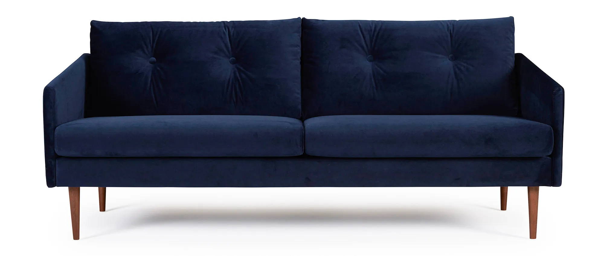 Das 3-Sitzer Sofa KARLSTAD mit versteppten Rückenkissen und dunkelbraun gebeizten Füßen aus Eichenholz