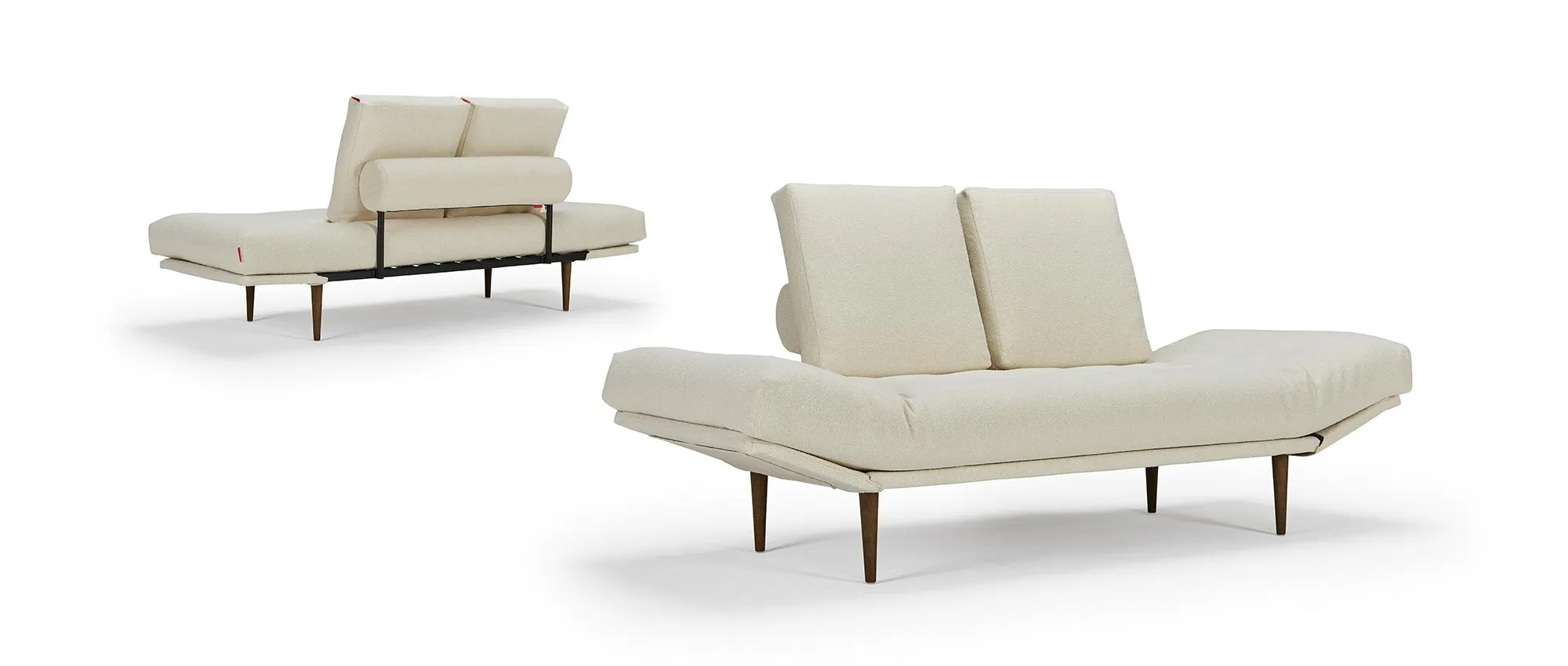 Zwei SQUARE Kissen als Rückenlehne auf dem ROLLO Schlafsofa - Stoff Bouclé Off White (531)