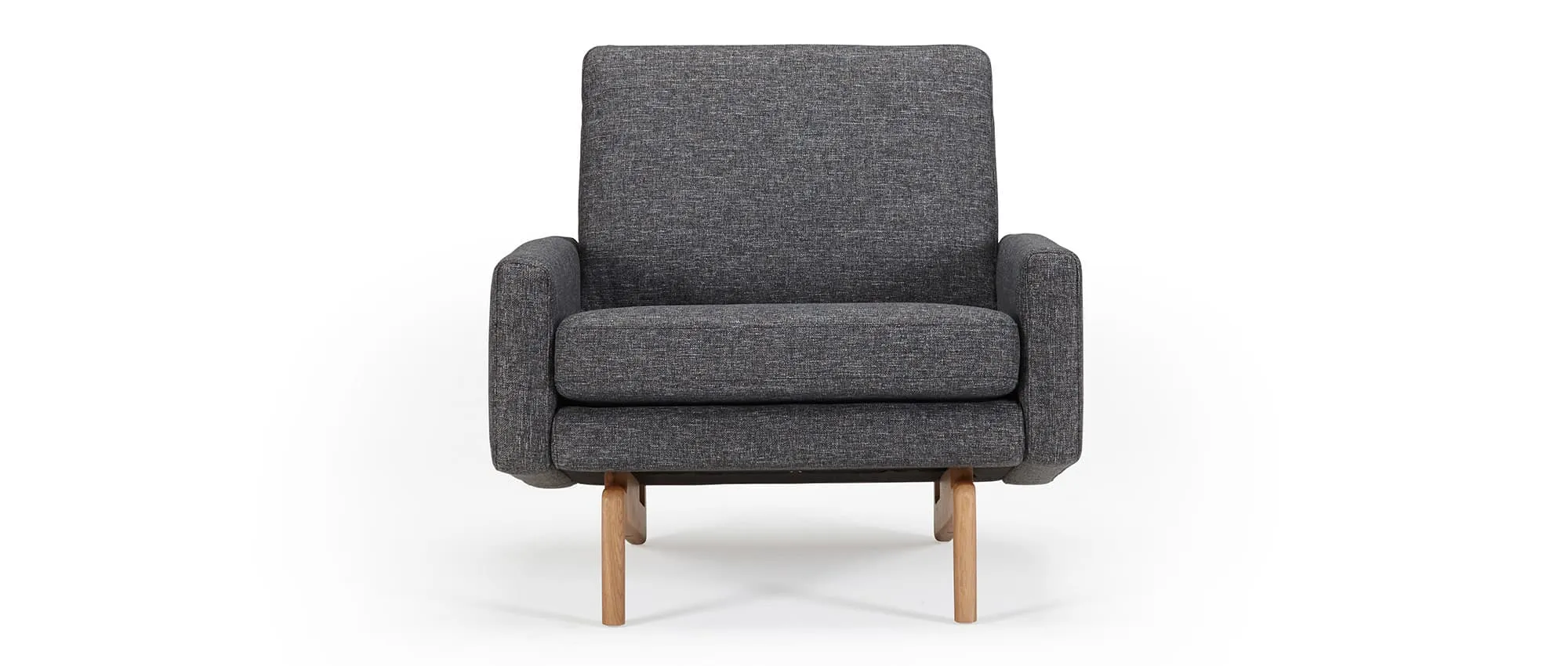 Der Designer Sessel KOPENHAGEN hat schön geformte Polsterarmlehnen und Holzfüße aus Eiche
