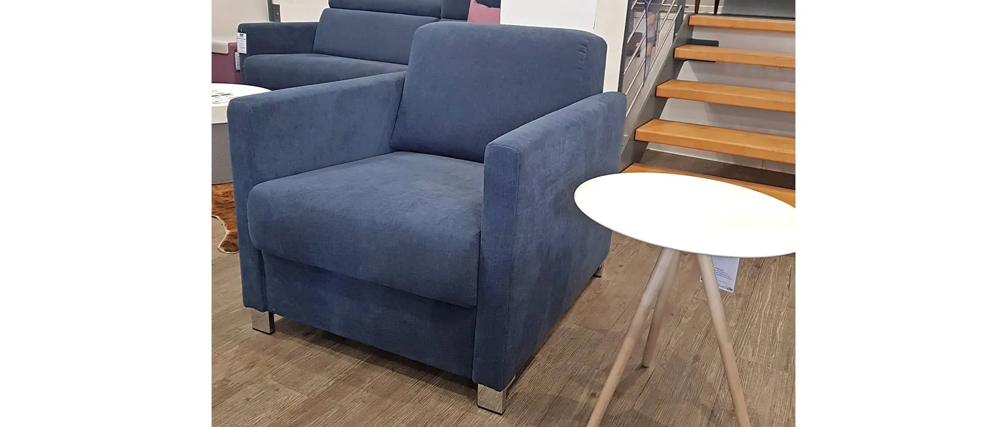 Hier der MÜNCHEN DELUXE Designersessel in Doro samtig - Blau (14-7875) und Winkelfuß Chrom