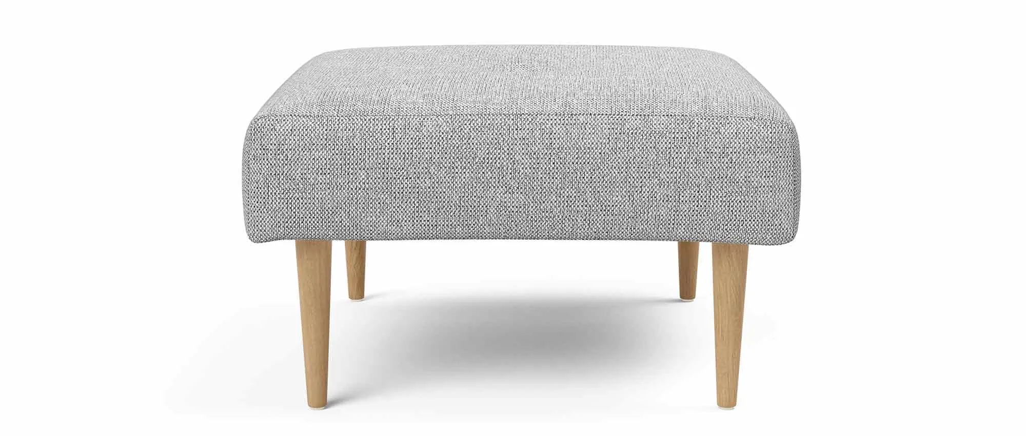 Die Styletto Füße aus hellem Eichenholz machen das skandinavische Design perfekt