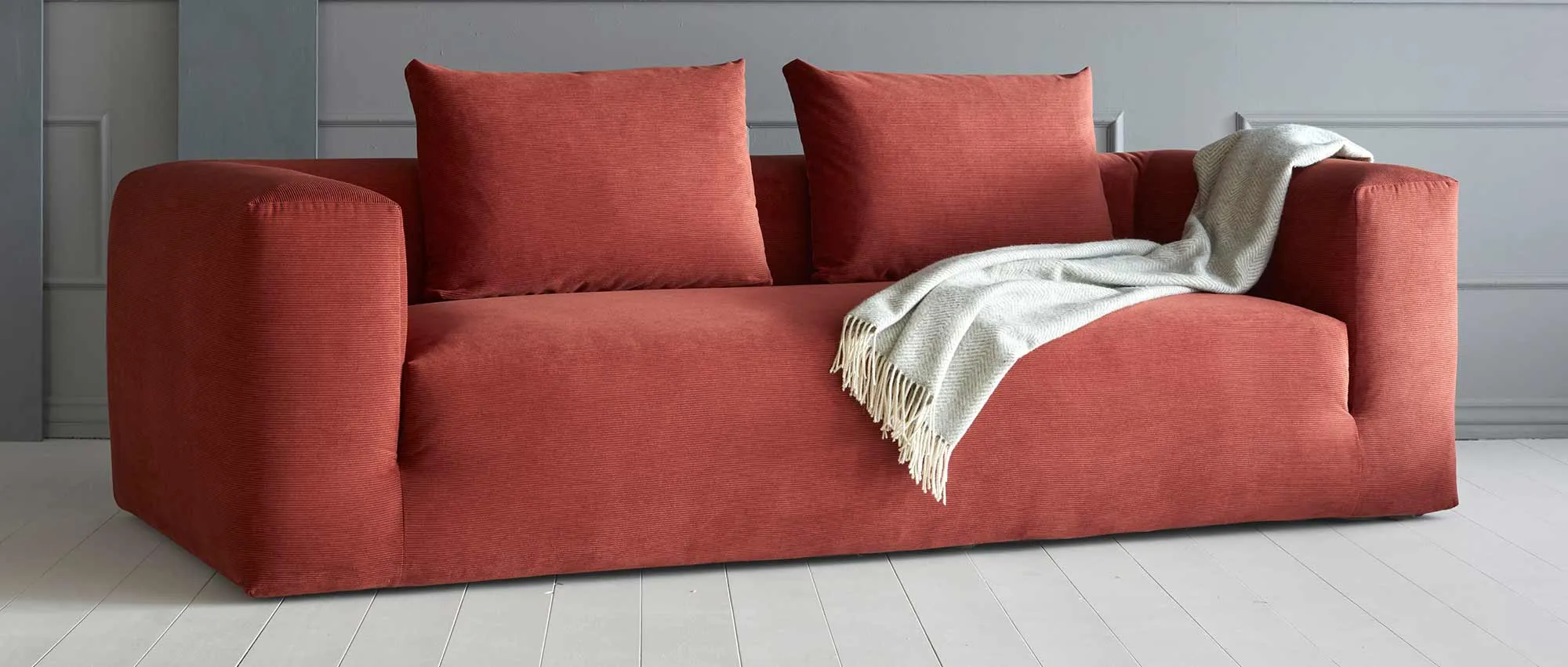 Die beiden Rückenkissen sind im Lieferumfang des AALBORG 3-Sitzer Designer Sofas inbegriffen