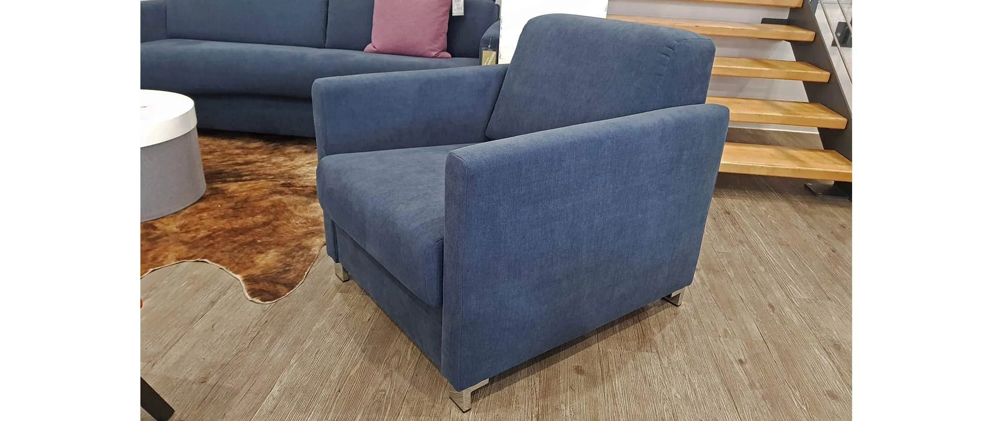 Der MÜNCHEN DELUXE Sessel von sofaplus im Samtstoff Doro - Blau (14-7875) und geraden Armlehnen Nr. 22