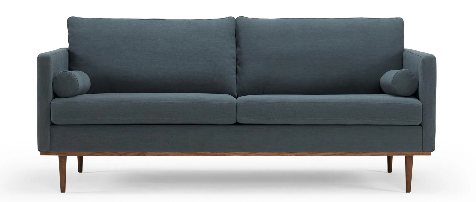 Das OSLO Designer Sofa mit Polsterarmlehnen, runden Seitenkissen und dunklen Holzfüßen