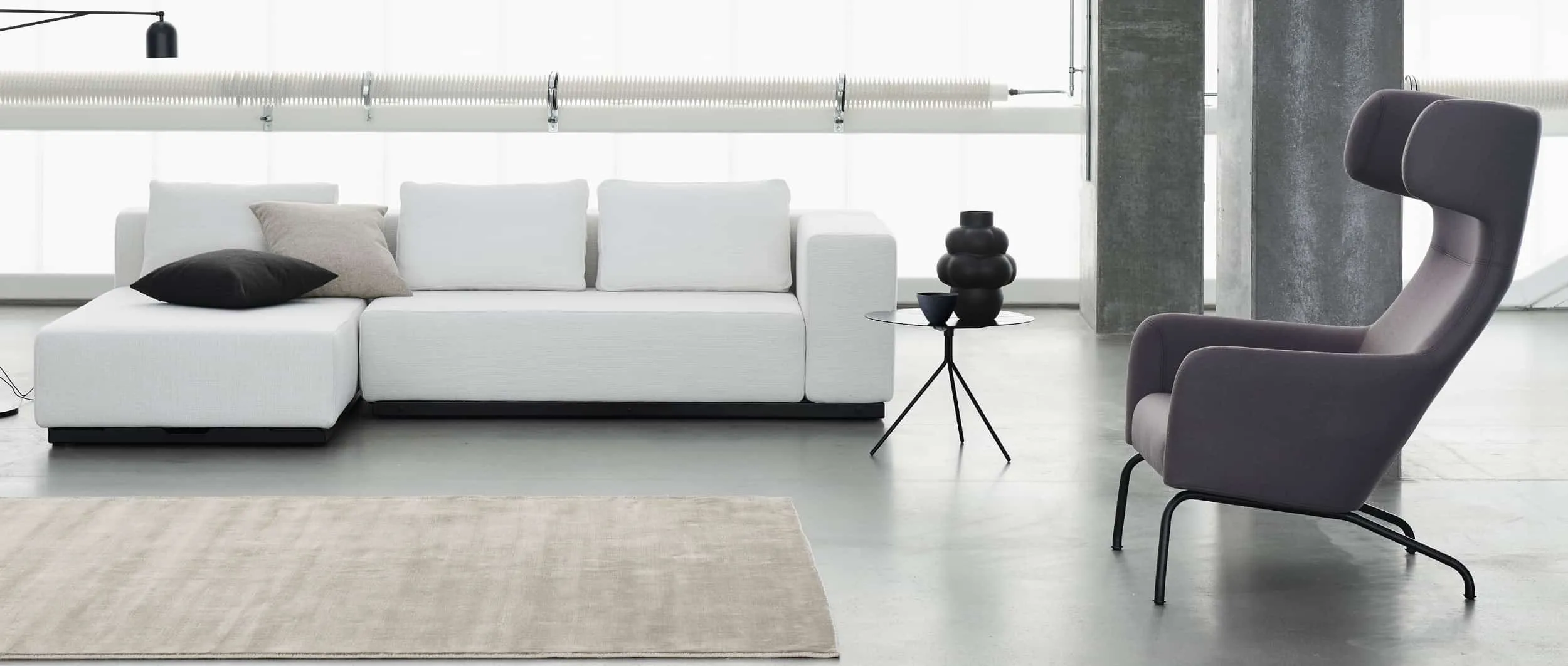 Kombinieren Sie das NEVADA 2 Personen Sofa mit der dazu passenden NEVADA Chaiselounge - hier zusätzlich mit dem Sessel HAVANA von Softline