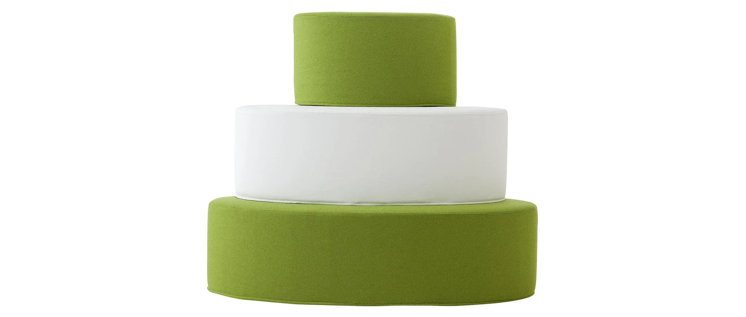 Der BON BON Pouf von Softline lässt sich durch sein geringes Gewicht einfach platzsparend stapeln