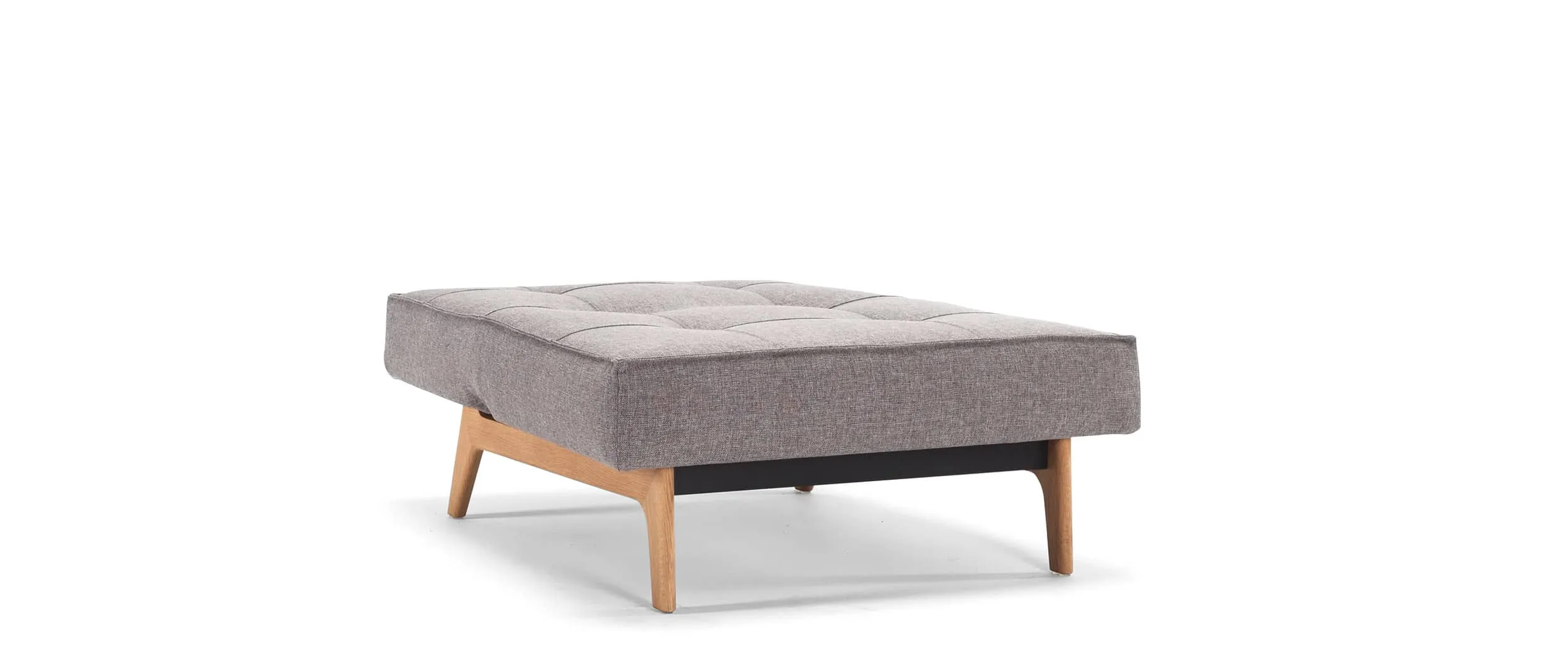 Mit komplett heruntergeklappter Rückenlehne lässt sich der Sessel als Longchair nutzen