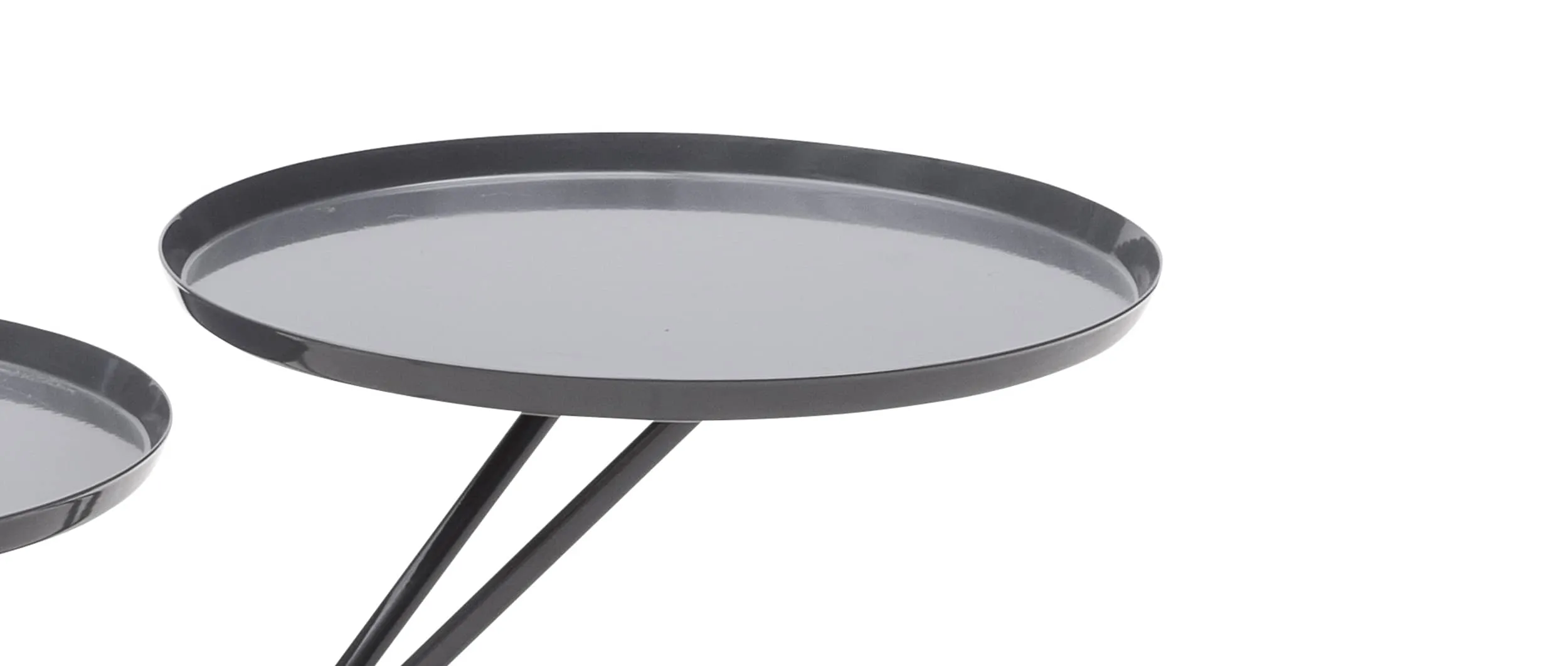 Die Tischplatten vom MONDAY Beistelltisch von Softline (Durchmesser ca. 29 cm) erinnern an Seerosen