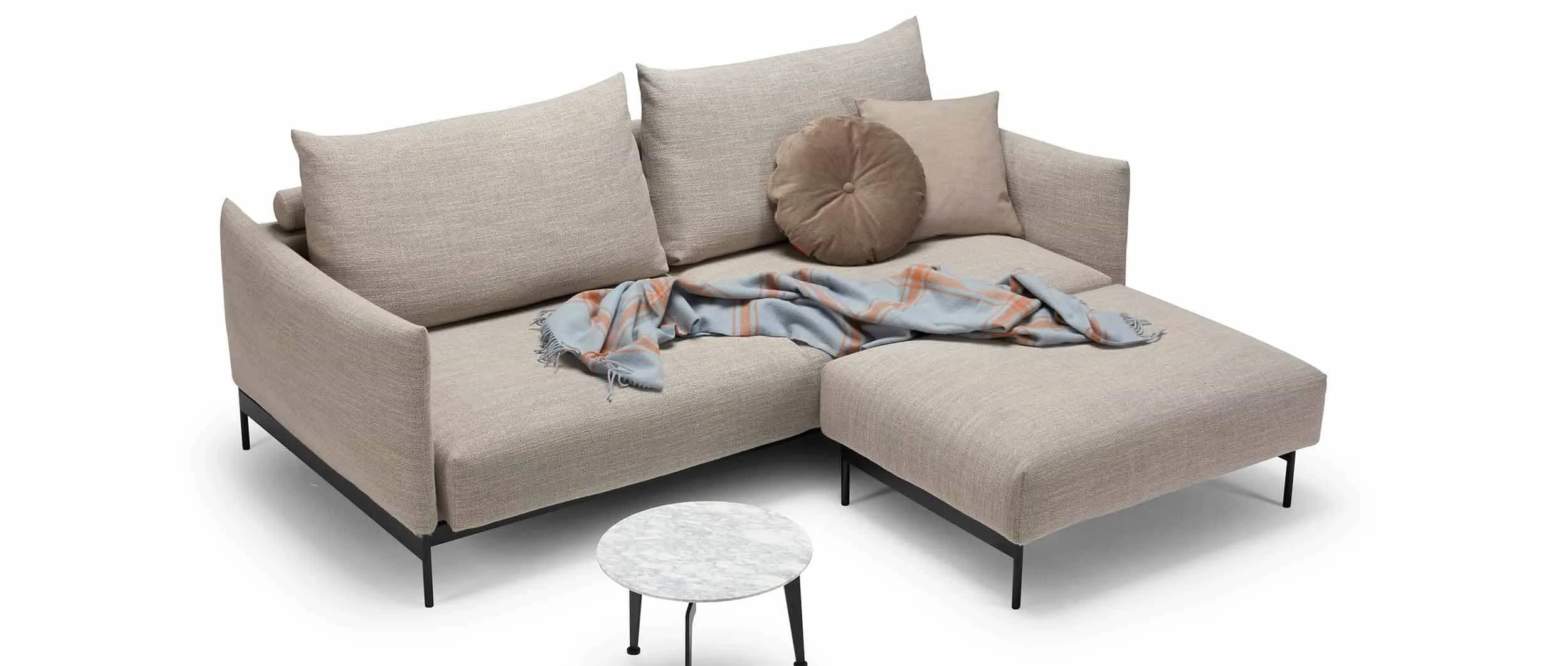 Der MALLOY Hocker lässt sich an das MALLOY Sofa anstellen, so dass Sie schnell ein Eckschlafsofa haben 