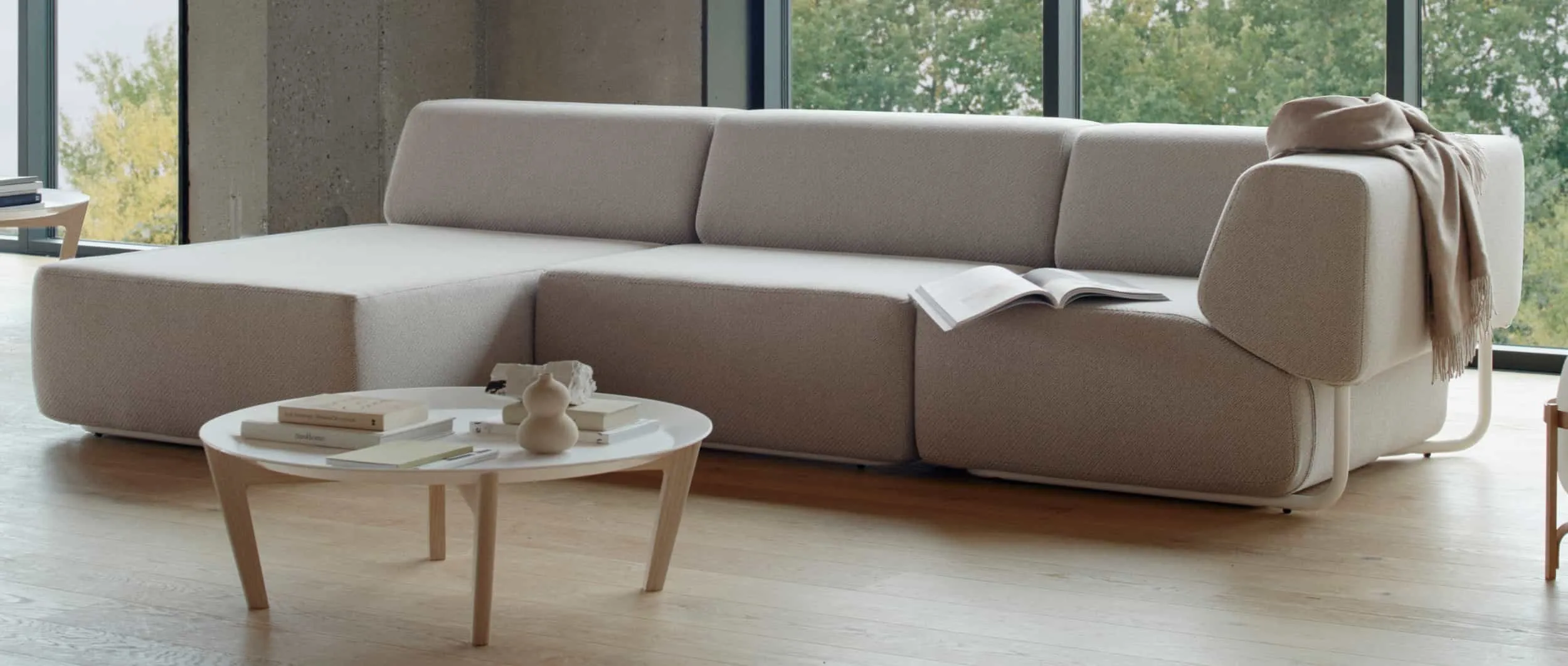 Die Elemente des NOA Modulsofas sind auch mit schwarzen oder - wie hier zu sehen - mit weißen Kufen erhältlich