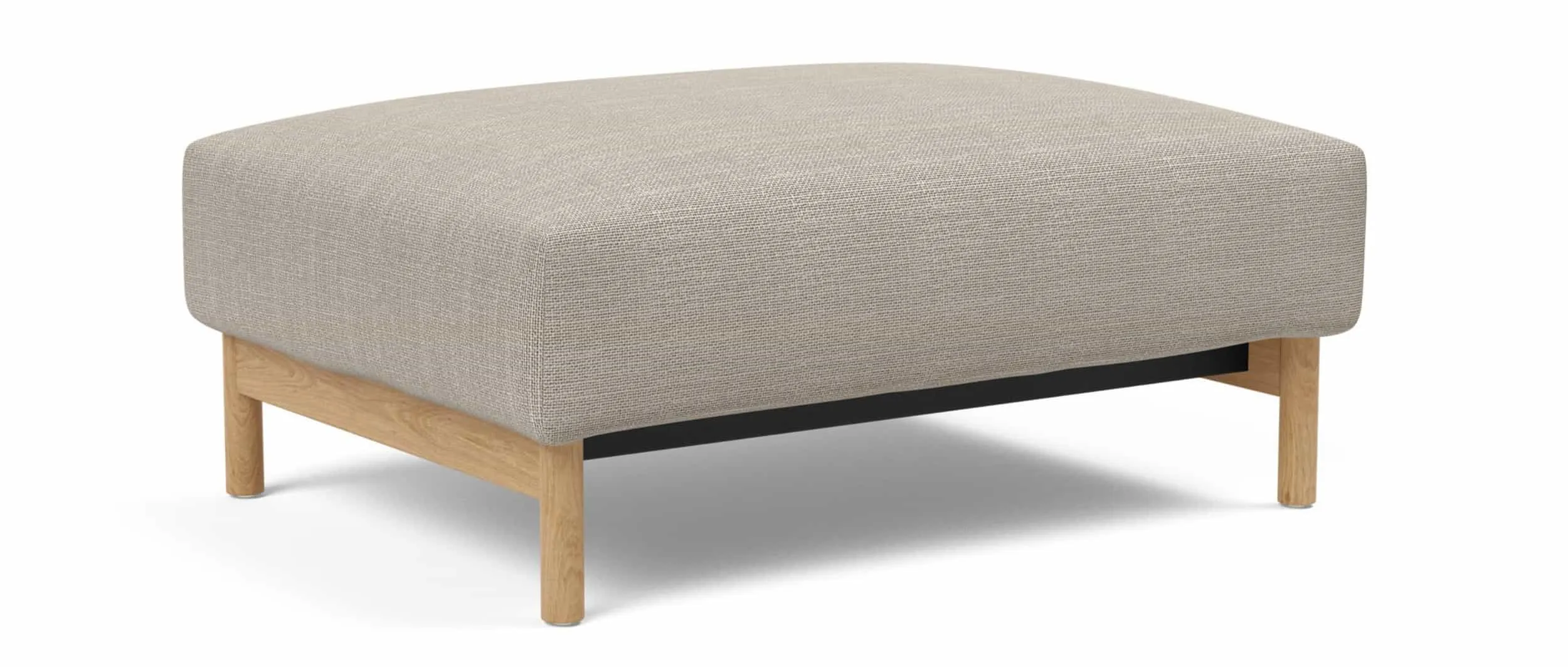 Der MALLOY WOOD Hocker von Innovation mit lackierten Eichenholzfüßen passt perfekt zum gleichnamigen Schlafsofa - hier Stoff Kenya Gravel (579)