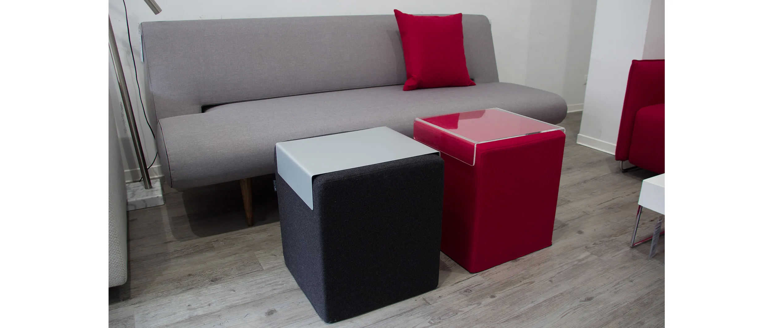 Ergänzen Sie den POUF Hocker mit einem passenden Tablett und nutzen Sie den Hocker als Beistelltisch
