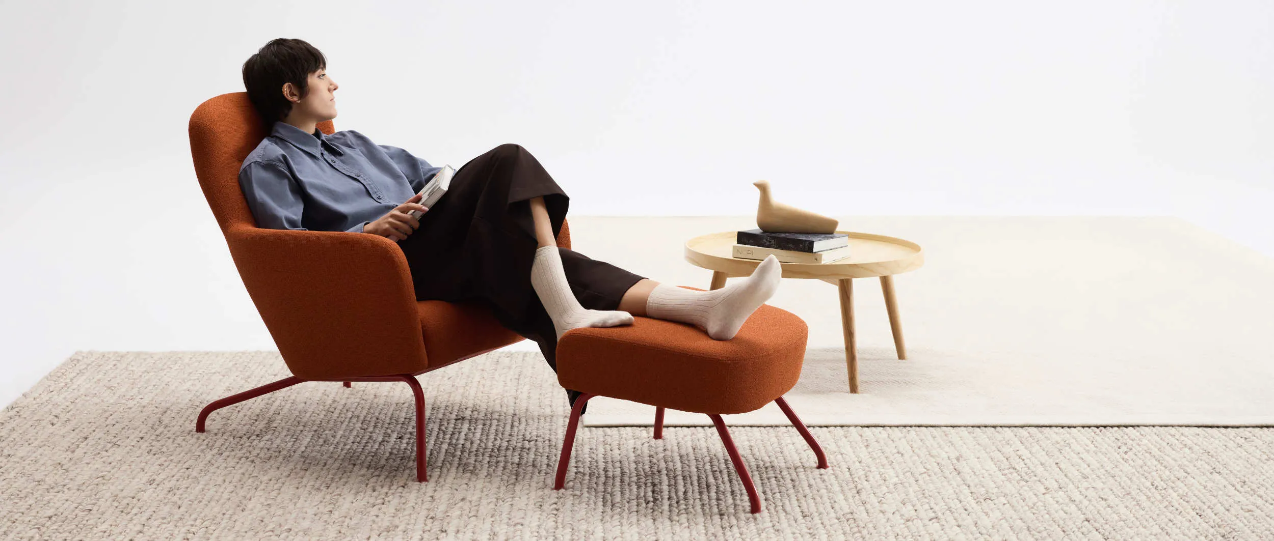 Der HAVANA Hocker von Softline erhöht den Sitzkomfort durch eine bequeme Beinablage