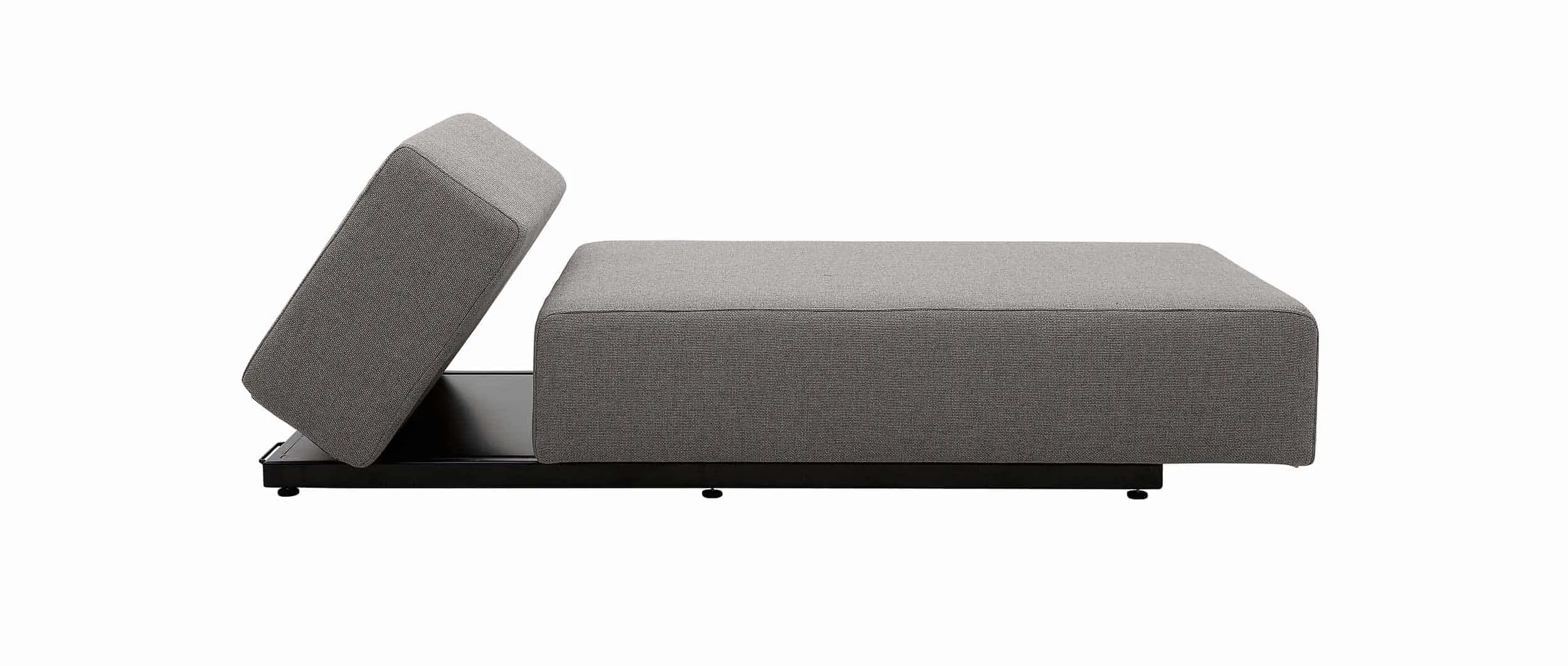 Durch Herausziehen der Sitzfläche und Umklappen der Rückenlehne wird aus der NEVADA Chaiselongue ein Gästebett für eine Person