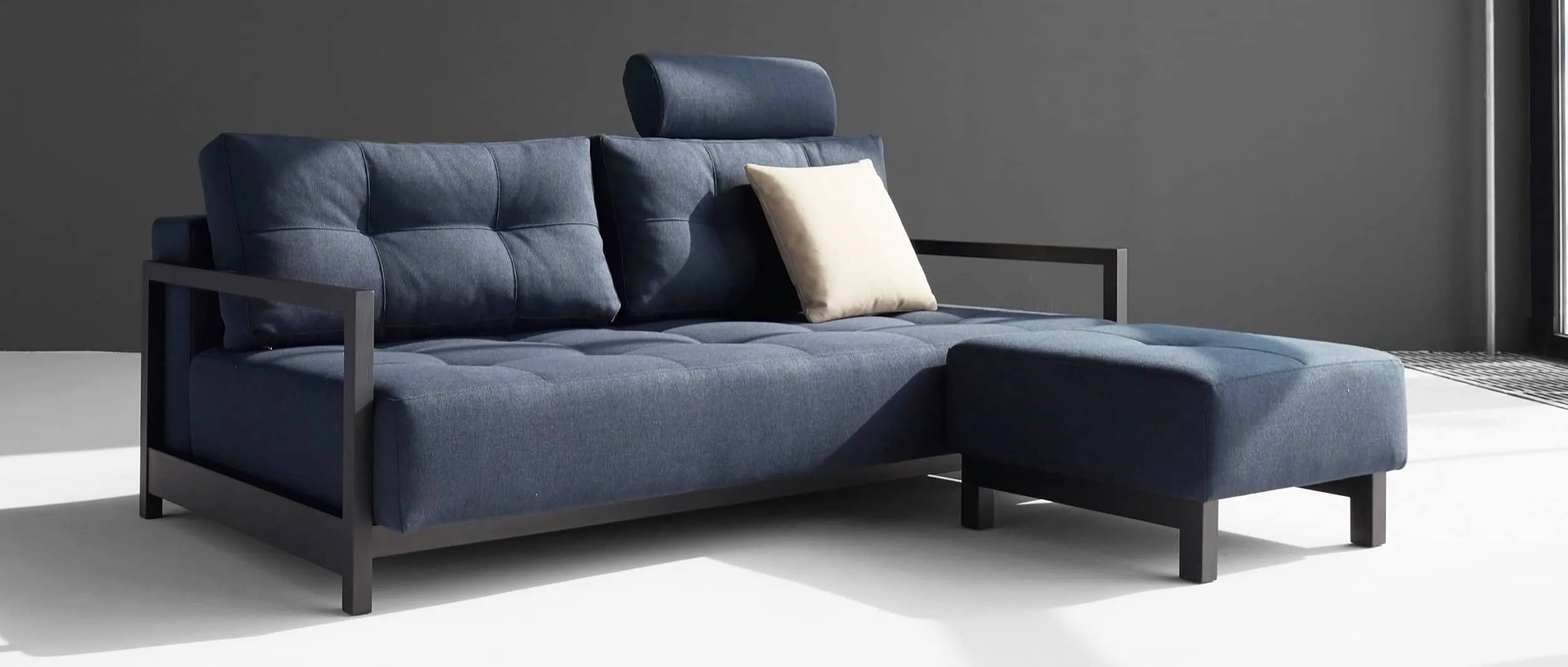 Der Hocker lässt sich ideal mit dem BIFROST DELUXE EXCESS LOUNGER Schlafsofa von Innovation als flexible Ecklösung kombinieren