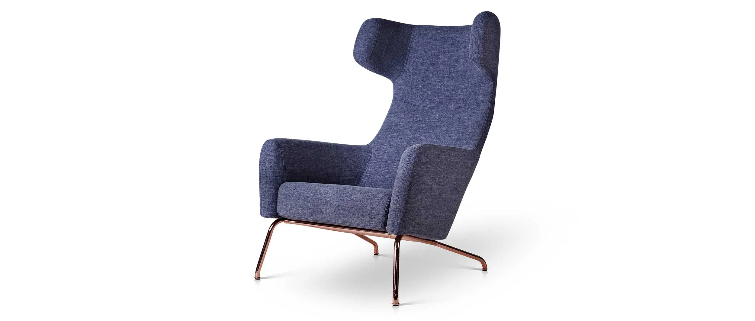 Der HAVANA Ohrensessel von Softline im Stoff Remix 3 von Kvadrat mit kupferfarbenem Gestell
