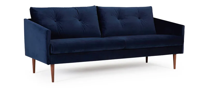 Das KARLSTAD 3-Sitzer Sofa mit Polsterarmlehnen und Holzfüßen aus massivem Eichenholz
