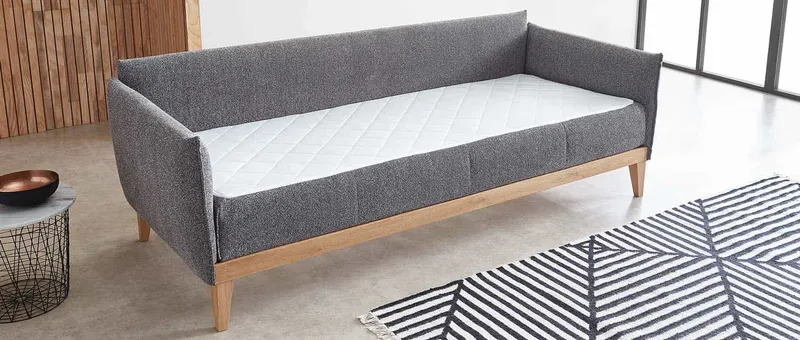 Dank der ca. 20 cm hohen Matratze und dem Lattenrost eignet sich das LINDAU DELUXE Einzelbett für das tägliche Schlafen