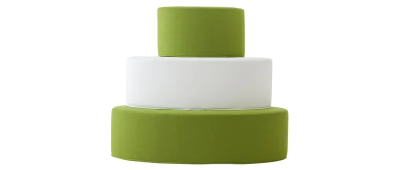 Der BON BON Pouf von Softline lässt sich durch sein geringes Gewicht einfach platzsparend stapeln