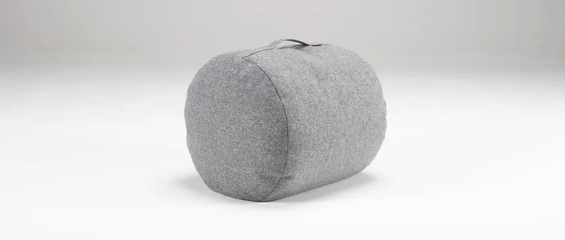 Der BUTT Sitzhocker besitzt einen Tragegurt zum einfachen Transportieren - hier im Stoff Twist Granite (565)