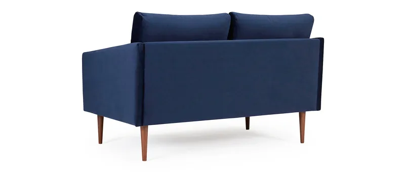 Das Designer Sofa KARLSTAD ist auch auf der Rückseite in Ihrer Stoff- oder Lederauswahl bezogen