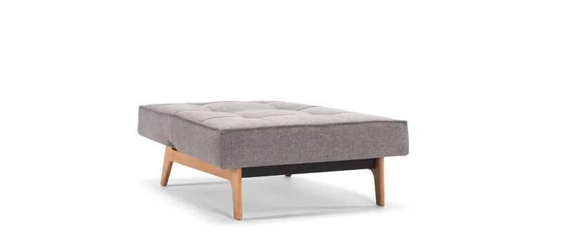 Mit komplett heruntergeklappter Rückenlehne lässt sich der Sessel als Longchair nutzen