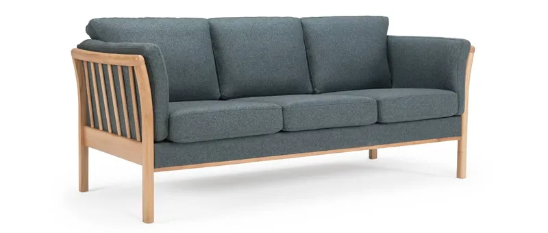 Die STOCKHOLM Sofa und Sessel Serie ist in vielen Stoff- und Ledervarianten erhältlich - hier am STOCKHOLM 3-Sitzer gezeigt