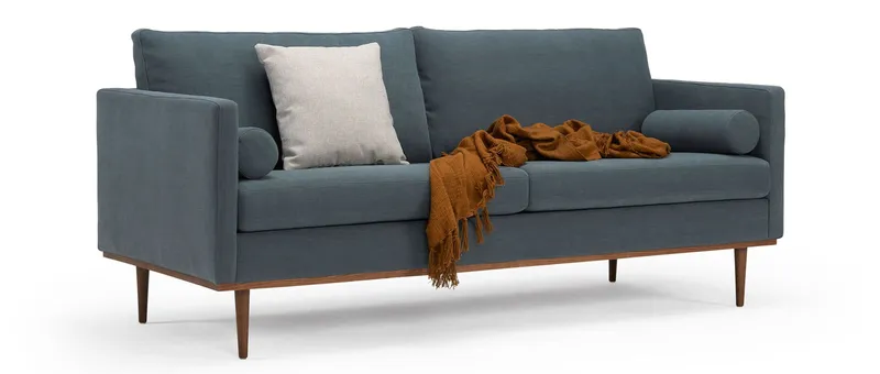 Das 3-Sitzer Sofa OSLO in einem blauen Stoff mit dunklen Holzfüßen