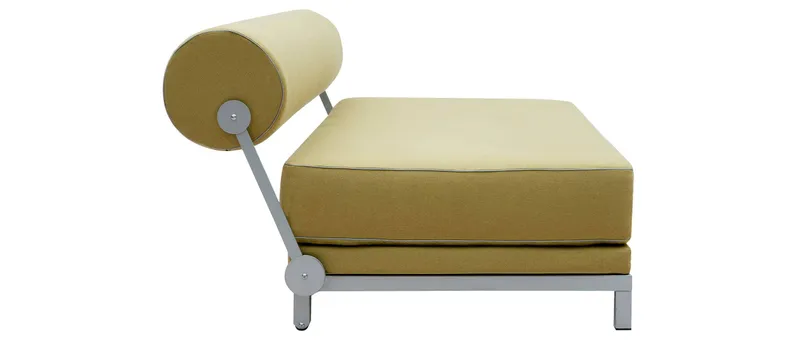 Die Rückenrolle lässt sich nach hinten schieben - so bietet das SLEEP Sofa bereits einer Person Platz (Liegefläche ca. 90x200 cm) 