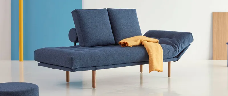 Die Rückenkissen SQUARE von Innovation auf dem ROLLO Schlafsofa im Stoff Bouclé Blue (537)
