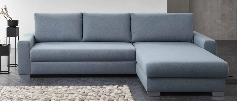 Das FRANKFURT DELUXE Schlafsofa mit Longchair und breiten Armlehnen - der Longchair besitzt immer Holzfüße, unabhängig von der gewählten Armlehne