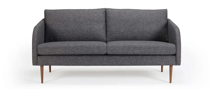 Das 2,5-Sitzer Sofa mit abgerundeten Armlehnen und Holzfüßen aus massivem Eichenholz dunkelbraun gebeizt