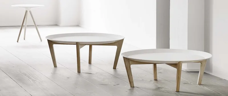 Links im Bild: CIRCOE Couchtisch von Softline