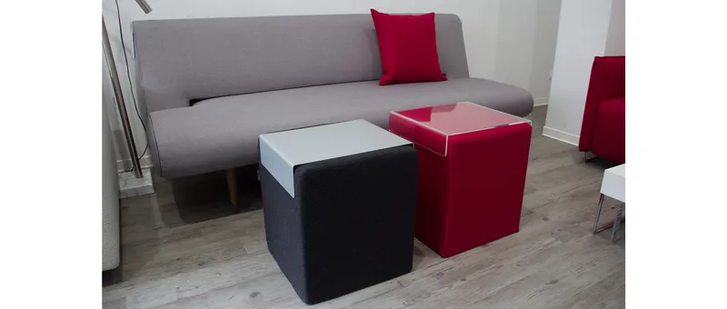 Ergänzen Sie den POUF Hocker mit einem passenden Tablett und nutzen Sie den Hocker als Beistelltisch