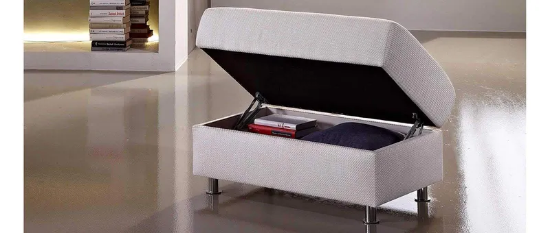 Im HAMBURG DELUXE Hocker verbirgt sich ein praktischer Stauraum