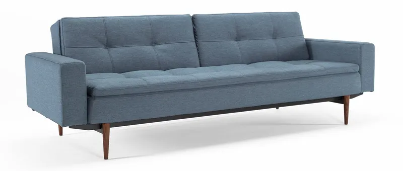 Das DUBLEXO Schlafsofa mit Polsterarmlehnen und dunkelbraun gebeizten Styletto-Holzfüßen