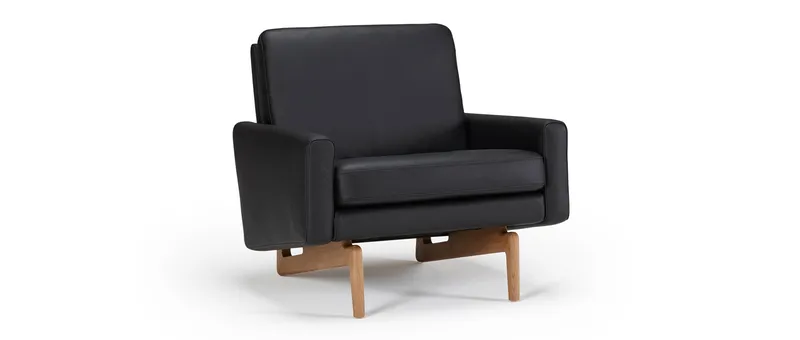 Der KOPENHAGEN Sessel in Echtleder - Black (920) mit lackierten Holzfüßen aus Eiche