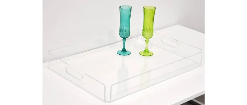 Das NANCY Serviertablett vereint modernes Plexiglas-Design mit einer praktischen Funktion als Tablett
