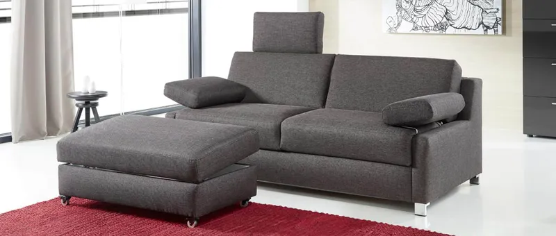 Der FLENSBURG DELUXE Hocker mit Rollen ist die ideale Ergänzung zum gleichnamigen Schlafsofa