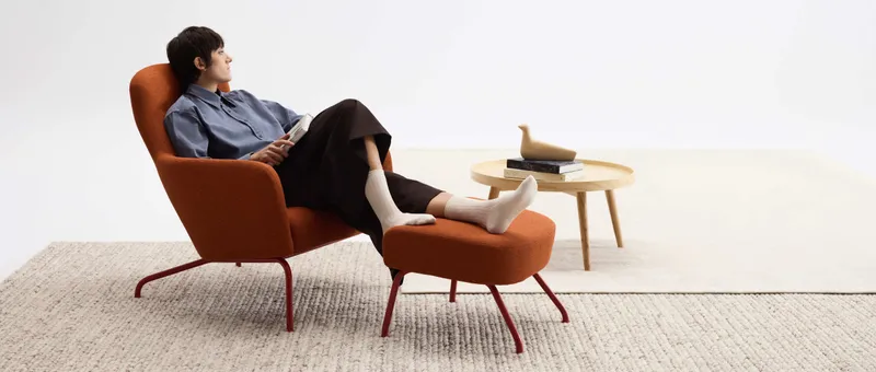 Der HAVANA Hocker von Softline erhöht den Sitzkomfort durch eine bequeme Beinablage