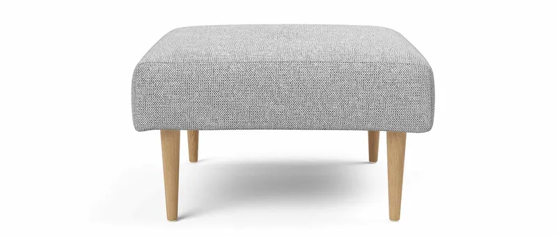 Die Styletto Füße aus hellem Eichenholz machen das skandinavische Design perfekt